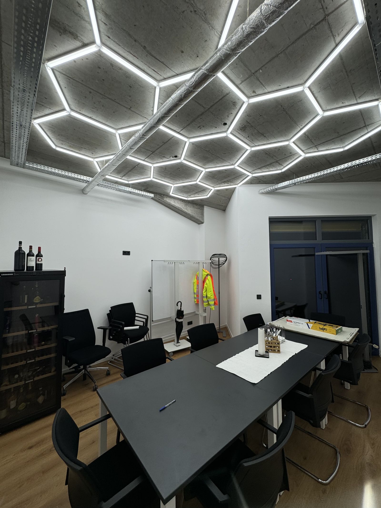 Modernes Büro mit Hexagon-Beleuchtung, installiert von NFG Elektrotechnik