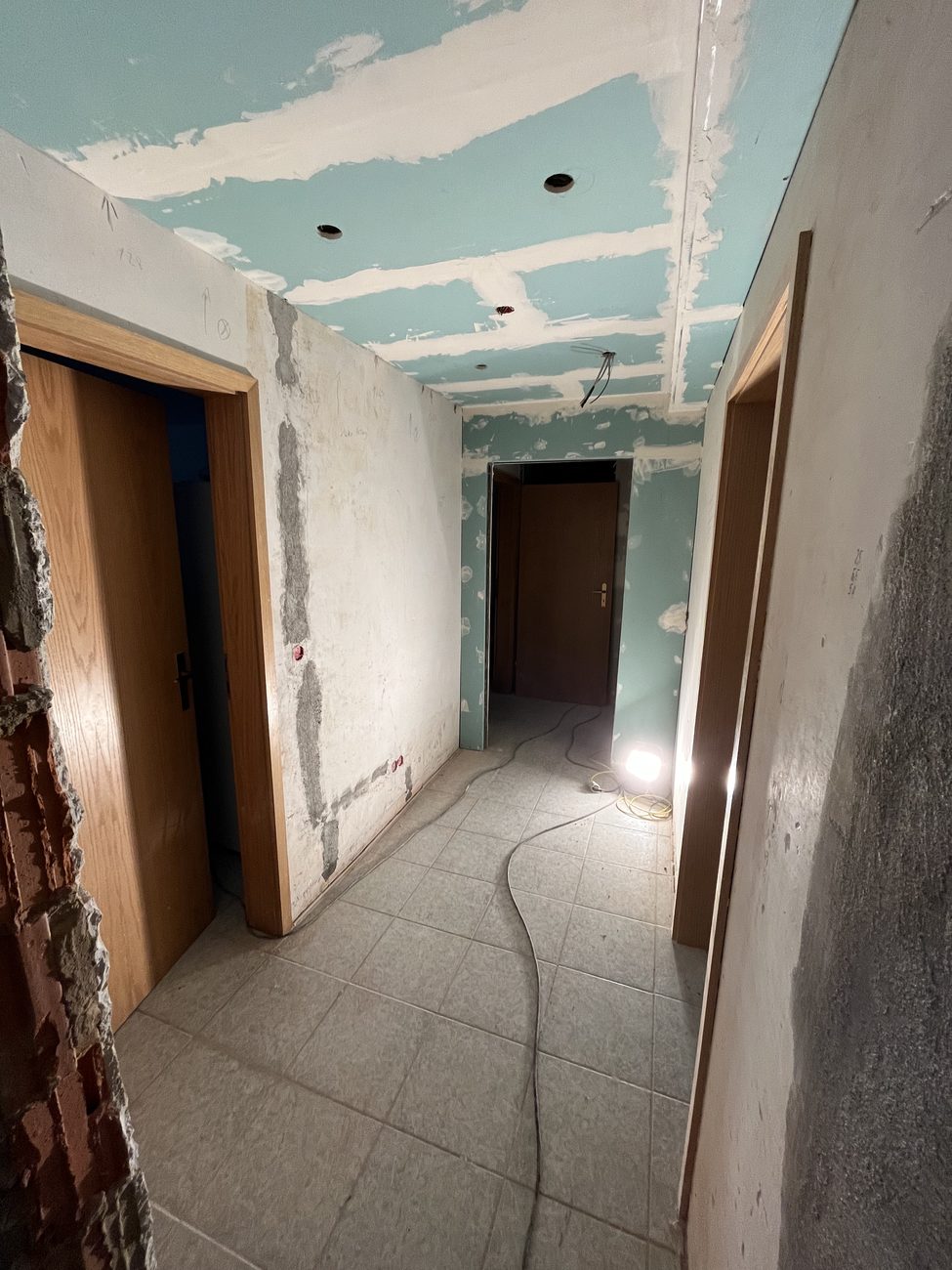 Derselbe Flur während der Sanierung im Rohbau
