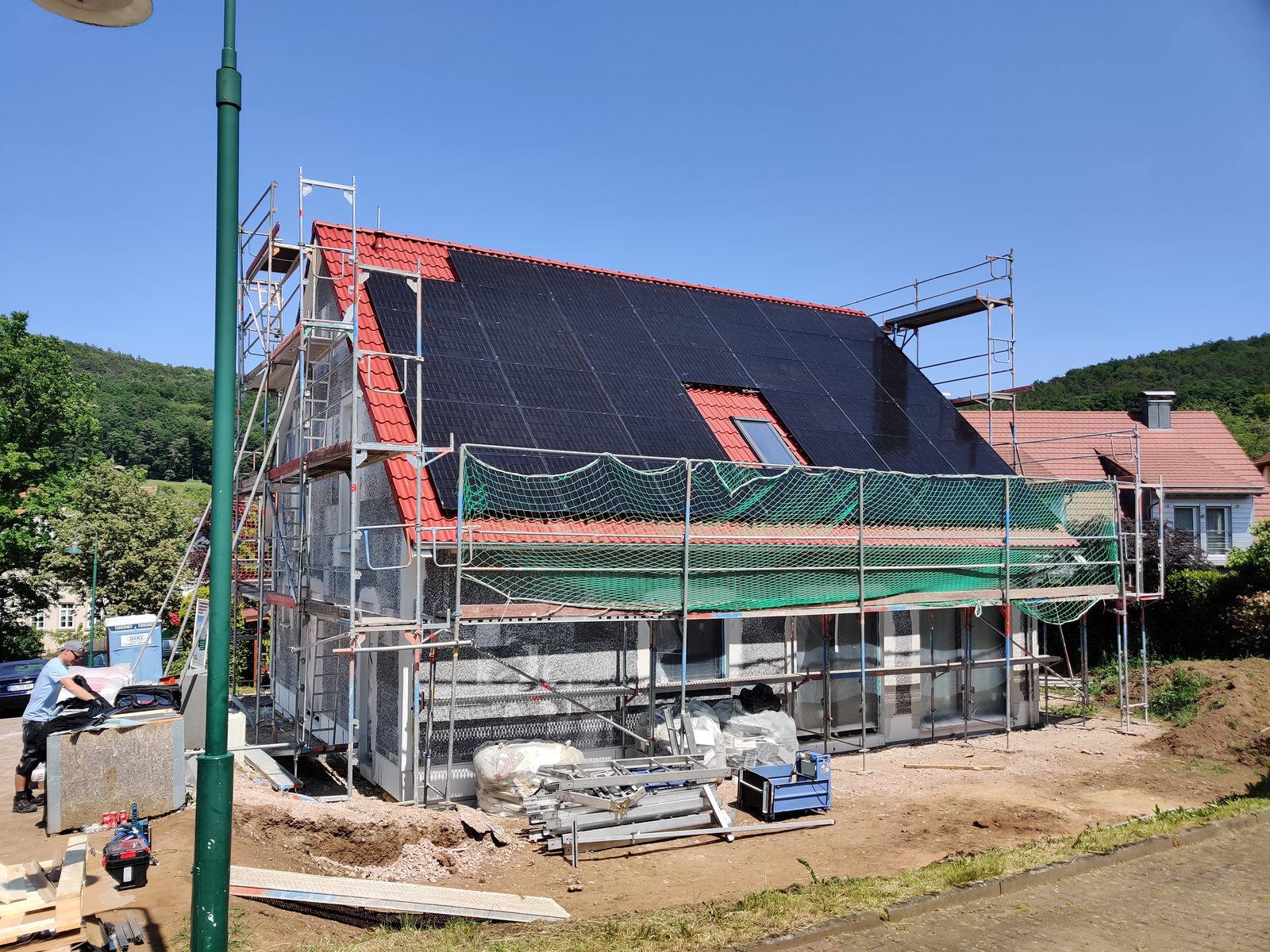 Vollflächige schwarze PV-Dachanlage mit Gerüst
