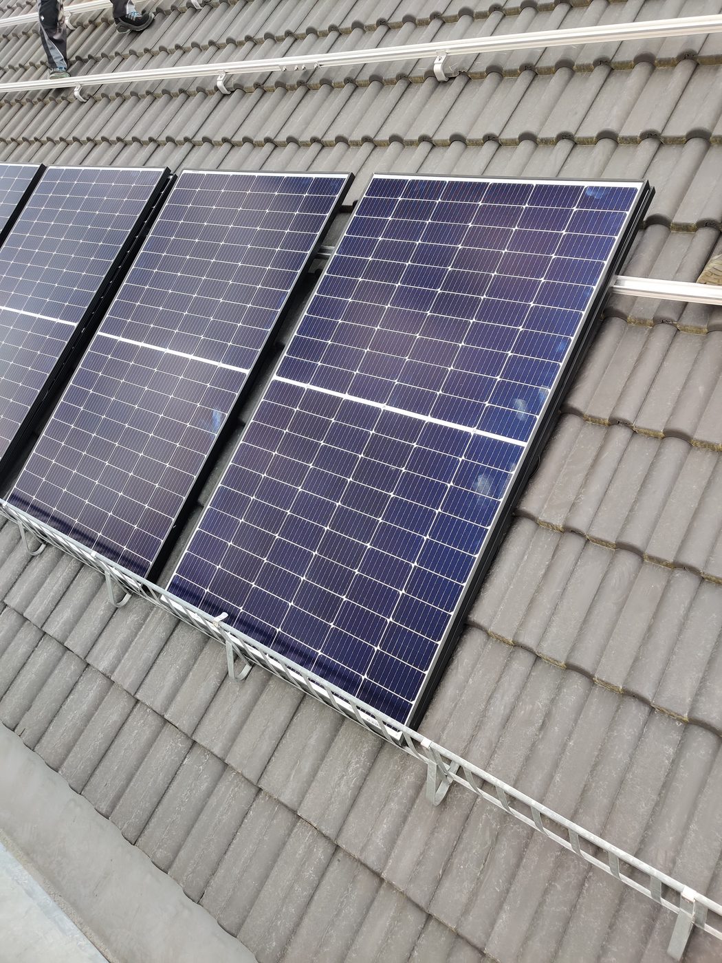Montierte Photovoltaik-Module auf dem Ziegeldach